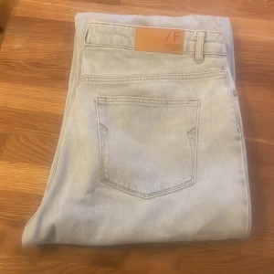 Jeans - Ljusblå vida jeans, Något nötta längst ner annars gott skick