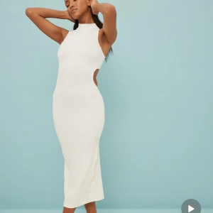 Klänning med öppen rygg - Midiklänning från Nakd i ett ribbat material, använd ett fåtal gånger 🤍Ny pris 399