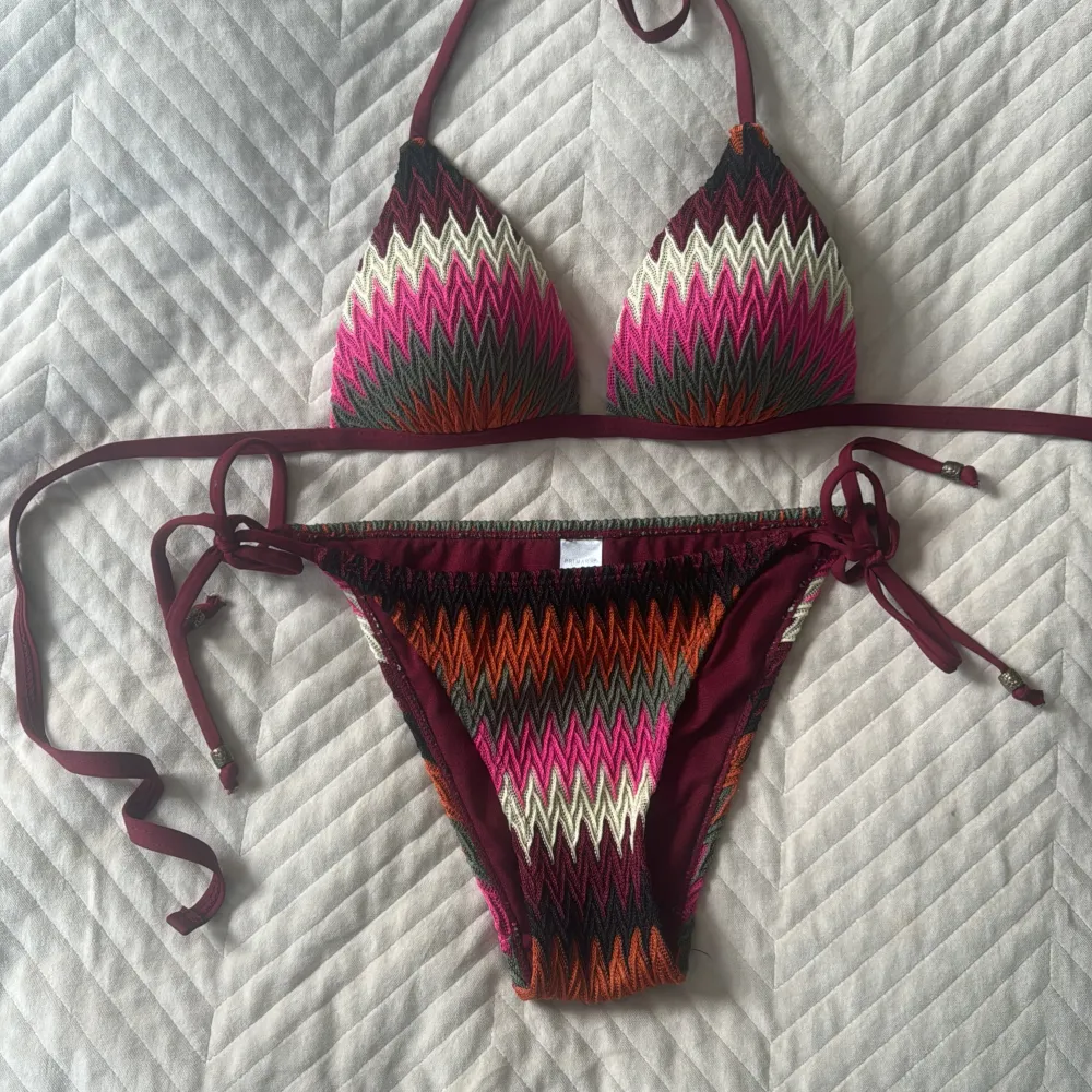 Super snygg och trendig missoni liknande bikini💕toppen är 36 och underdelen är 34. Övrigt.