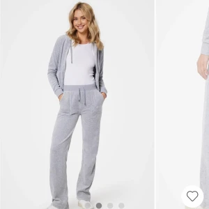 Gråa juciey couture sett  - Säjer mitt gråa juciey couture sett  i storlek S. Köptes förra året då jag använde settet några gånger. Men har ej använt settet sen dess. Säljer hela settet för 800kr. Köpte hela settet för 2200kr