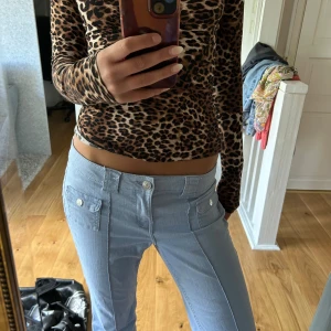 Blå byxor - Säljer dessa byxor då jag ej använder dem. Sitter Low waist på mig som brukar ha s/m. 🩵