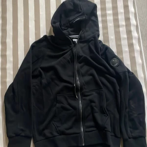 C.P company zipper - Säljer den för att den är för liten för mig. Fick 2 månader sen. Den är bara testad. Aldrig använd. Scan fungerar.