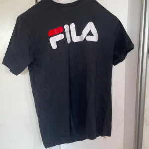 Fila T-shirt  - En använd fila t-shirts i strl L oversize skön.