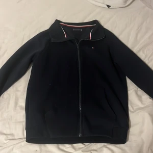 Tommy hilfiger full zip no hood - Säljer nu denna feta tröjan då den är aldrig använd eftersom att den inte passar mig Nypris:1000 