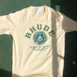 Rhude tisha (perfekt till sommaren) - Här har vi laidback fynd asså shit det är en nästan helt oanvänd yacht sailing tisha av märket Rhude som tyvärr inte satt rätt på mig men den är fläckfri och har inga hål. Tyvärr lite skrynklig men jag stryker den åt dig om du köper 🙏