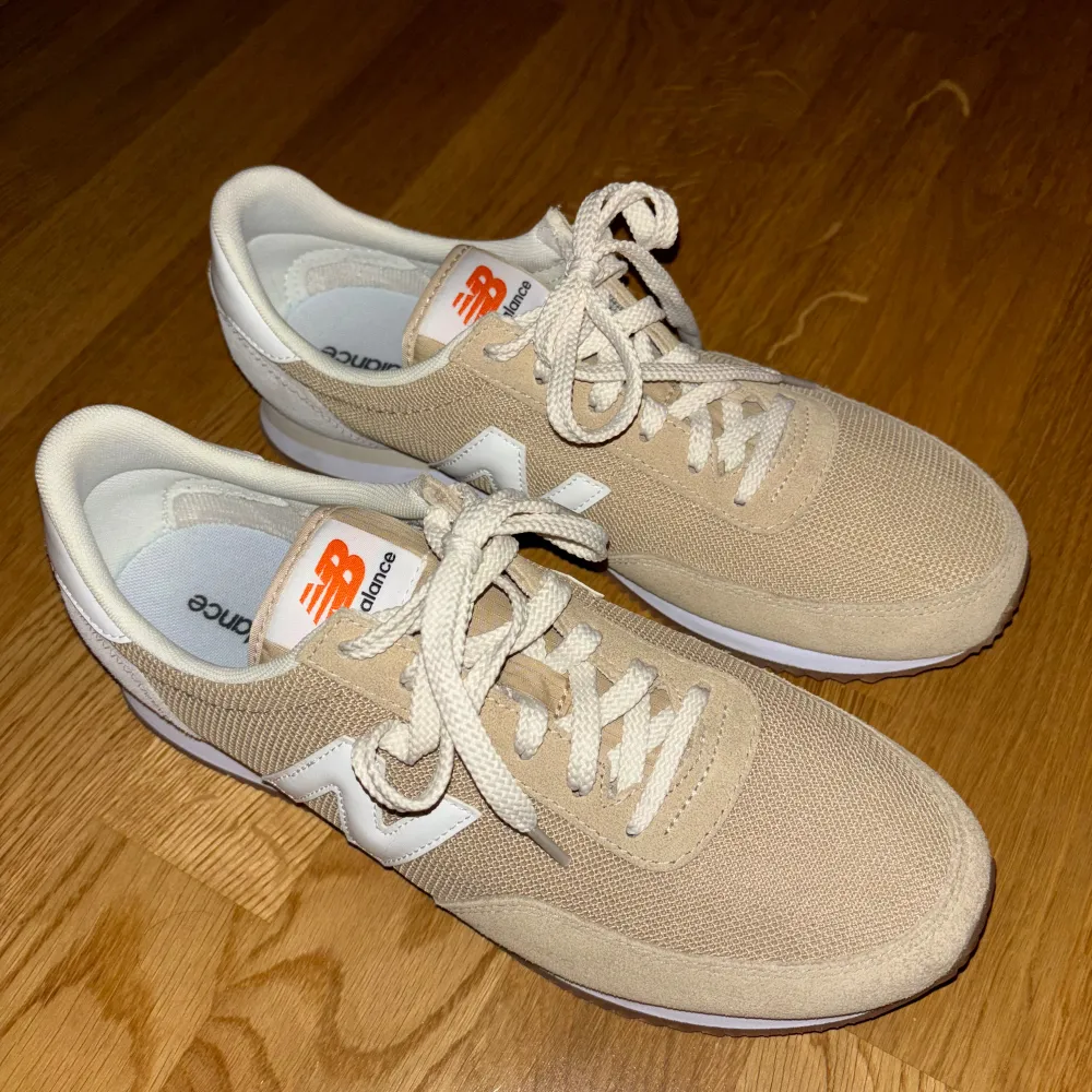 Säljer ett par New Balance 720 i färgen beige / brun storlek 42,5. Skicket är topptopp eftersom bara använda 2-3 gånger. . Skor.