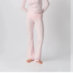 Yoga pants - Supersöta rosa yoga pants de är i barnstolek men pssar mug som Är 166🥰 så skulle säga XS 