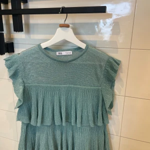 Zara festtopp - Jättesöt zara topp i storlek s men passar m också! Den har inte kommit till användning så i väldigt fint skick💞