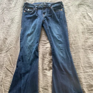 True religion jeans - Säljer dessa supersöta low rise true religion jeans som tyvärr inte kommer till användning längre. Plagget har inga defekter och är i mycket gott skick  förekommer dock lite damm  på plagget men ska tvättas). Jeansen motsvarar ca strl S =28W 32 längd
