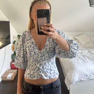 Blus från hm - Jätte fin blus från hm❤️ Prislappen kvar❤️ TRYCK EJ PÅ KÖP DIREKT, vid flera intresserande budgivning❤️