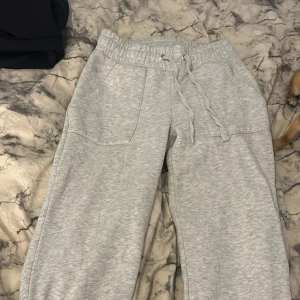 Mjukisbyxor - Säljer mina lager 157 mjukisbyxor då dom inte passar mej längre, storlek xs. Jag är 164 och dom är korta för mej i benen, fina dock finns det en liten fläck bak på fickan men går säkert bort om man gnuggar med diskmedel💕