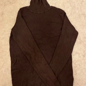 Polo tröja - En tunn brun polo tröja i storlek M, sitter som S🥰