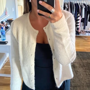 Stickad kofta  - Vit fin stickad kofta ifrån ginatricot🩷använd en gång 