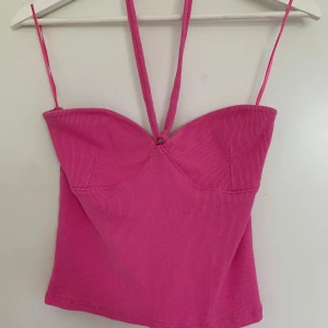 Rosa halternecktopp  - Jag säljer en rosa halternecktopp i storlek M som är oanvänd, och är i ett fint skick! 