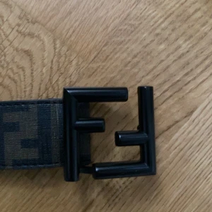 Fendi bälte - Varan är i väldigt bra skicka och har bara använts några gånger.  Kom pm för bättre och fler bilder eller för övriga frågor. Pris kan diskuteras vid snabb affär
