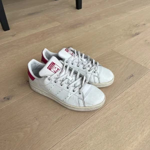 Stan Smith  - Snygga sneakers, använda hyfsat mycket därav priset men är i bra skick💕