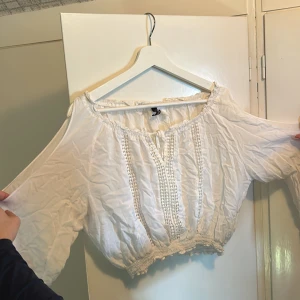 Blus - En supersöt kroppad topp men långa armar och öppningar vid axlarna och en bit ner på armen samt resår i midjan & snörning vid bröstet. Tyvärr har den blivit för liten för mig därav att den säljs.