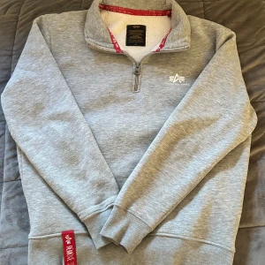 Alpha Industries sweatshirt  - Riktig skön alpha insdustries sweatshirt i storlek M sitter som en S💯Sparsamt använd så skick 10/10! Hör av dig vid minsta fundering eller fråga🤗