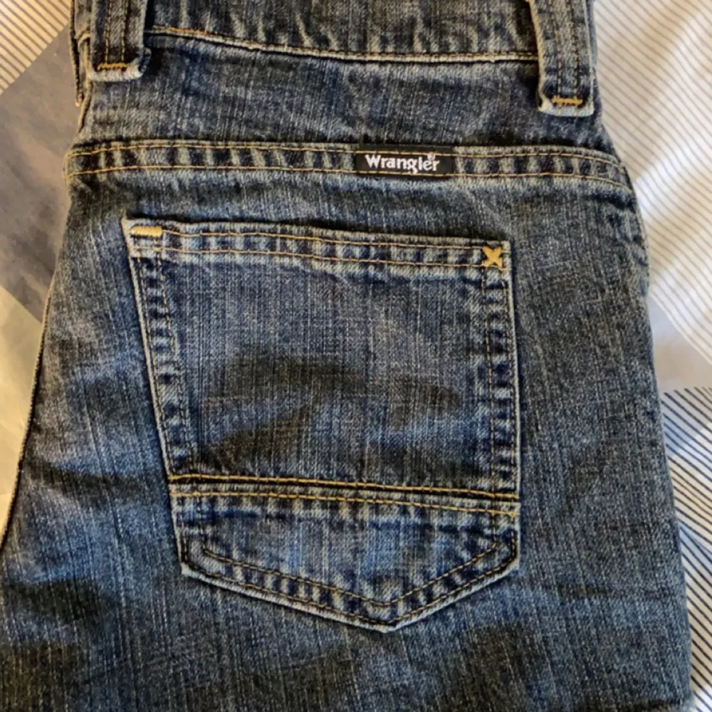 skitsnygga lågmidjade wrangler jeans som jag säljer då de börjar bli lite små på mig. storlek 36-38. skriv för fler bilder/frågor❤️. Shorts.