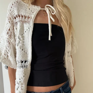 Stickad kofta med snörning - Zara - Säljer denna stickad kortärmade kofta från Zara. Använd max 3 gånger så skicket är väldigt bra. Har klippt bort lappen där storleken står men tror det är S. Fungerar till flera storlekar beroende på hur man vill att den ska sitta.