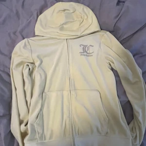 Juicy couture luv tröja  - Säljer denna juicy couture luvtröja som är gul!! Den är i bra skick då jag aldrig använder den!! (Katt och hund i hemmet)