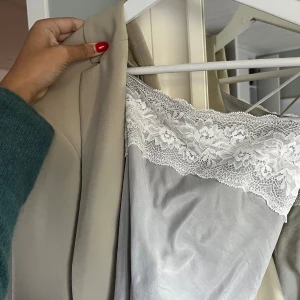 Djerf avenue klänning - Kommer tyvärr aldrig till användning, säljes därför för 650kr🩶🩶