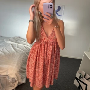 Rosa zara klänning  - Säljer denna jätte fina Zara klänningen i storlek S men den passar även XS och M 💕🙂. Jag säljer klänning pga att den inte kommer till andvändning längre. Den är i jätte fint skicka och det fins inga täcken på andvändning.💕☀️  Klänningen säljs inte lägre.💗