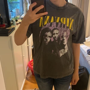 Nirvana t-shirt - Knappt använd och i bra skick. Det står strl xs på den men jag skulle säga att den är mer som L då den är väldigt stor.