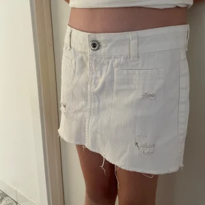 Kort vit jeanskjol  - Snygg jeanskjol från mango🫶🏻pris kan diskuteras