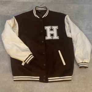 Baseball jacka- brun/beige - Baseball jacka från H&M använda endast ett par gånger och är i mycket bra skick.