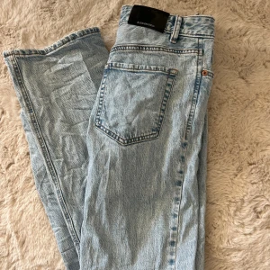Jeans stradivarius  - Säljer mina fina & populära jeans från Stradivarius i modellen D98. Superfina och endast använda ca 2-3 gånger. Storlek 38 men är som en 36a, (stradivarius själva rekommenderar att gå upp en storlek pga små) och bra i längden på mig som är 170cm🩵