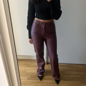 Röda läderbyxor - Unika vinröda läderbyxor från BikBok, supersköna och rörliga. Storlek 40 enligt BikBok men passar nog en 38a bättre ❣️❣️Finns ej att köpa längre 