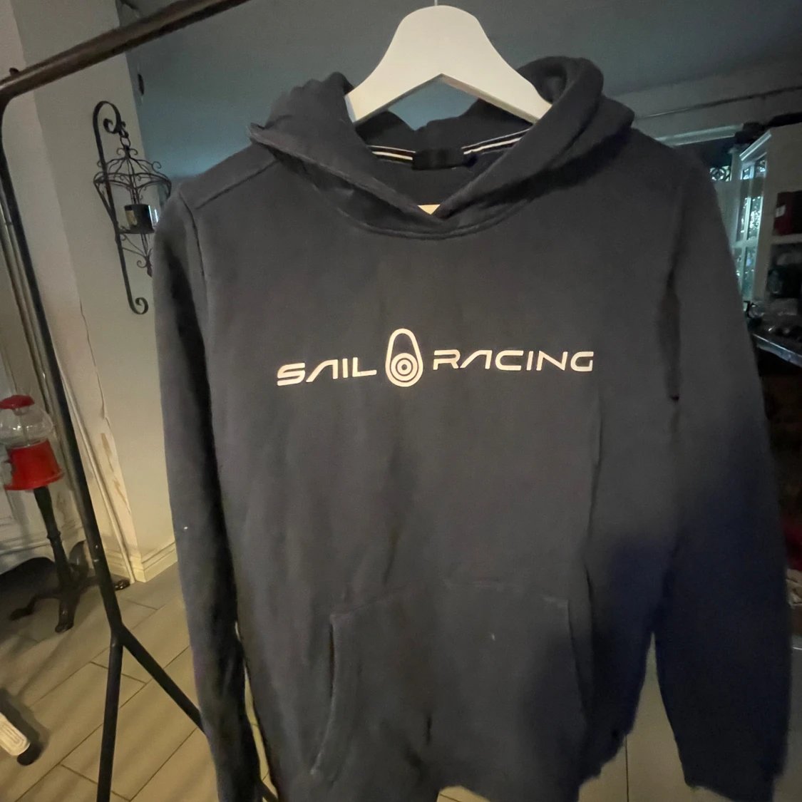 Mörkblå hoodie från Sail Racing