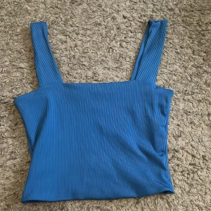 Blått linne från newyorker - Säljer mitt blåa linne från newyorker. Det är helt o rent andvänder det bara inte längre.