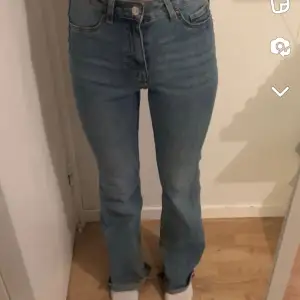 Dessa jeans är super snygga men kommer tyvärr inte till användning. Storlek 36 (XS) 38 (S). Använda ett par gånger. Vid frågor kontakta privat.