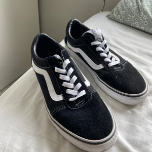 Vans - Säljer mina vans skor som aldrig kommit till användning, testat dom på men aldrig använt så ny skick. Ny pris 600kr säljer för 400kr
