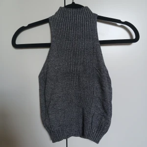 Grå croptop - Grå ribbad crop top utan ärmar. Supermjuk och fin, säljer pga att jag inte använder den längre. Bra skick.  Storlek S men väldigt stretchig så skulle passa XS-M Köparen står för frakt 💕