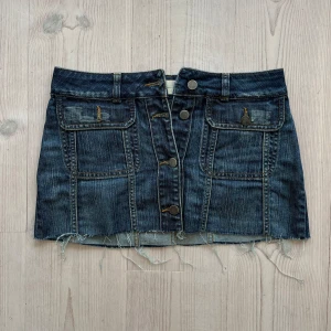Lågmidjad jeanskjol  - Lågmidjad jeanskjol från B young. Står storlek 36 men jag har gjort om den från en mer högmidjad kjol så jag skulle säga XS/S. Tvärs över midjan är det 37 cm och den är 30 cm lång.