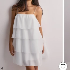 Organza frill mini dress - Helt oanvänd klänning från Ginatricot i strl 36. Lapparna finns kvar på klänningen. Ordinarie pris 699 kr.