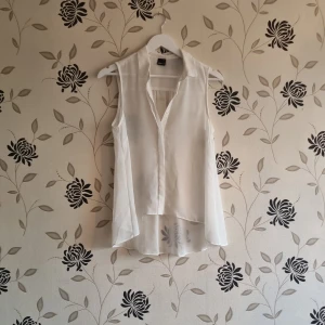 Gina tricot, vit blus, Strl: 36 - Gina tricot, vit blus, Strl: 36. Fint skick- se bilder! 