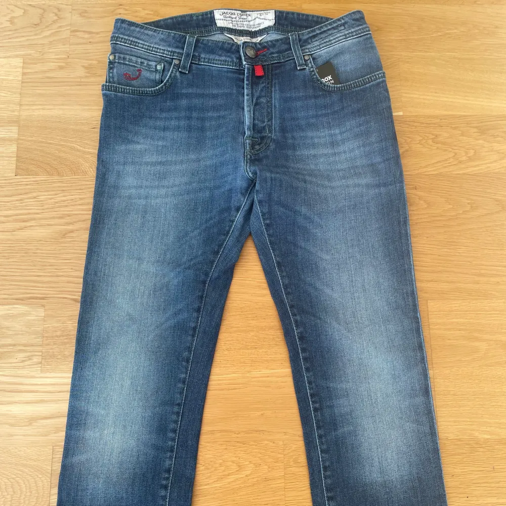 Säljer dessa slim jeans från Jacob Cohen i modellen 688. Storleken är 31.  Jeansen är i toppskick och har inga tecken på användning.. Jeans & Byxor.