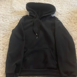 Hoodie - Jättebra skick, endast använd 2 gånger. Storleken stämmer bra