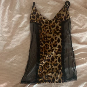 Leopard topp - Kontakta gärna mig vid frågor,om du är intresserad osv. Säljer pågrund av att den inte kommer till användning, endast testad. Strl S