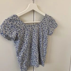 Blommig topp  - Gullig topp med en mindre urringning i ryggen💙