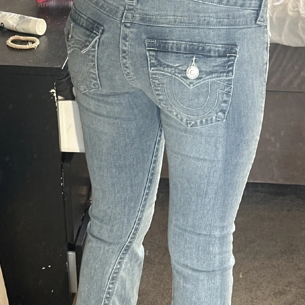 Säljer dessa true religion jeans som aldrig är använda då jag precis hämtade ut dom! Hör av er för frågor❤️. Jeans & Byxor.