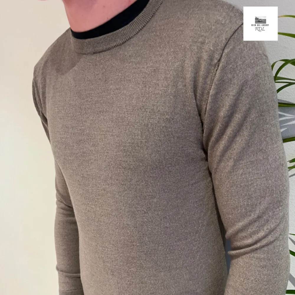 John Henric 100% merinoulls tröja | Skick: 9/10 | Size - M (fits S)| Pris - 599kr | Modellen är ca 182cm lång | Fraktar via postnord eller instabox på köparens bekostnad | Hör av dig vid minsta fråga eller fundering // RDL. Tröjor & Koftor.