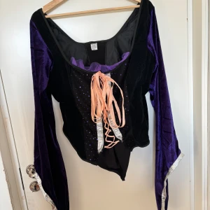 Renässans korsett  - Svart och lila renässans korsett i strl M/L fast mer liknande XL/XXL