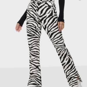 Säljer dessa zebra byxor då dem inte kommer till användning! Dem är i storlek 38 och i bra skick!🥰