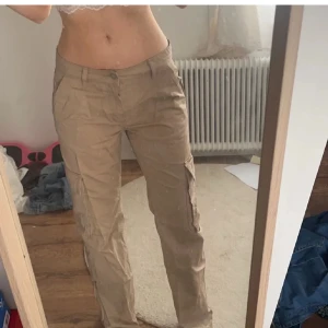 Cargo byxor✨ - Dom här byxorna är extremt snygga och sitter bra överallt😻, säljer dom eftersom dom är lite för stora och inte min stil längre🌞✨ Dom är slutsålda från Gina tricot🌻 nypris 500kr