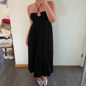 Svart sommarklänning  - Säljer denna svarta midiklänning från H&M i storlek S/36. Pris kan diskuteras - kom med prisförslag eller köp direkt för 120kr